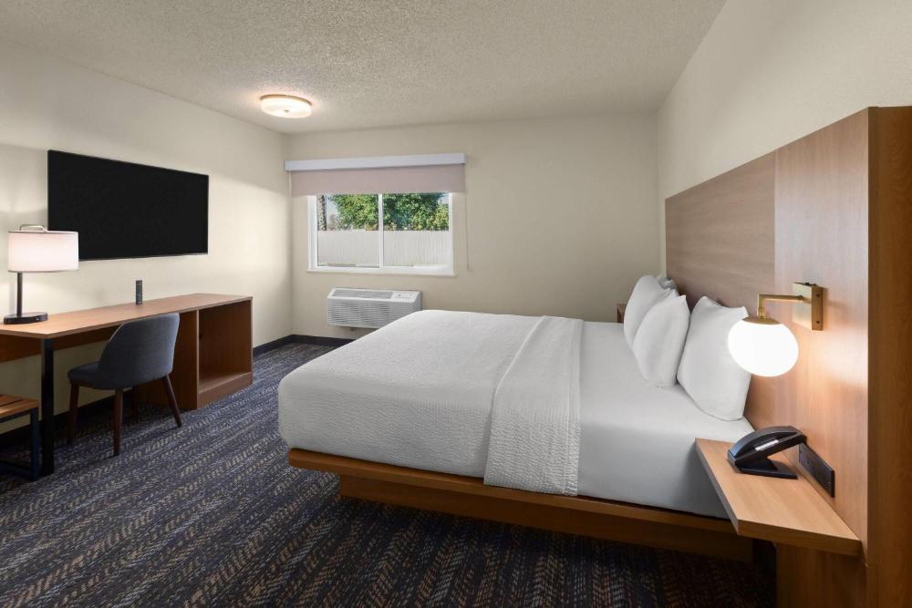 King Room with Roll-in Shower - Mobility Access/Non-Smoking interior